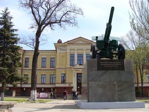 Пушка перед краеведческим музеем в Херсоне