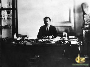 Феодосій Тимофійович Камінський (14.08 [27.08] 1888 - 11.10.1978) у своєму робочому кабінеті в музеї