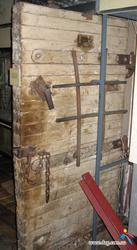 Двери камеры из концлагеря лагеря на Темводе. Экспонат музея подпольно-партизанского движения Николаевской области.