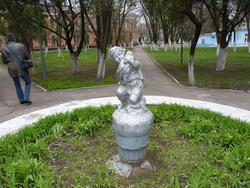 Скульптура в госпитальном парке