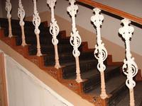 Литые металлические лестничные перила в корпусах Госпитала.