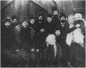 Л.Бронштейн стоит в заднем ряду со светлой ушанкой на голове и в очках. А.Соколовская держит на руках их совместную первую дочь – Зинаиду. Фото снято зимой 1901-1902 года в ссылке