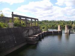 Общий вид на старую Александровскую ГЭС.