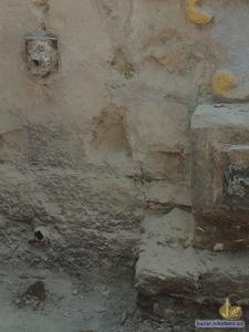 Обрубленные камни правой стенки чаши турецкого фонтана. 2016 год. Обнаружены при снятии штукатурки.