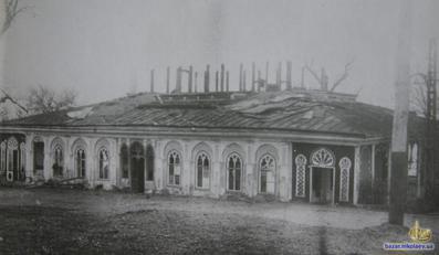 Фасад Летнего Морского собрания со стороны разворотного кольца трамвая после пожара 1919 года.