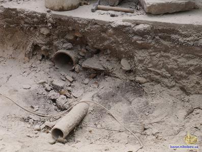 Две из трех канализационных труб, обнаруженных при выполнении работ по снятию грунта.