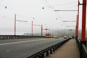 Троллейбус на разводной части моста