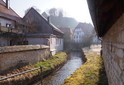 Небольшая река в городе Кастл (Бавария)