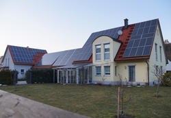 Солнечные батареи на крыше дома в Германии.