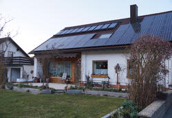 Солнечные батареи и коллектора на крыше дома в городке Кастл (Германия).