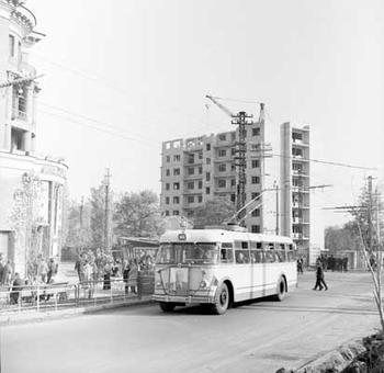 Первый Николаевский троллейбус на перекрестке проспекта Ленина и улицы Декабристов. (возле кинотеатра &quot;Пионер&quot;)