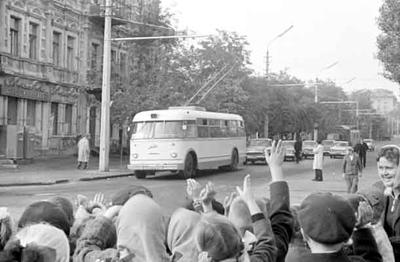 Школьники приветствуют первый троллейбус. Перекресток проспекта Ленина и ул. Малой Морской.