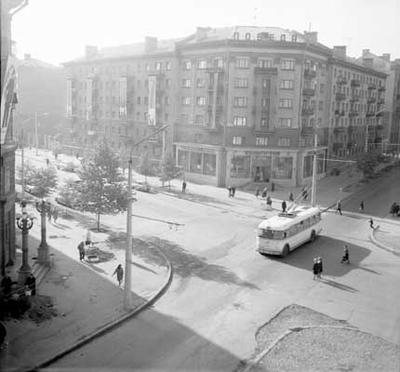 Троллейбус на перекрестке улиц Советской и проспекта Ленина.