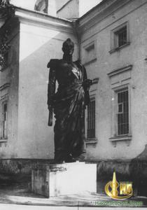 Памятник адмиралу А.С.Грейгу, установленный. возле здания бывшего Адмиралтейского собора. 1930-е годы.