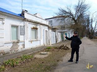 Игорь Гаврилов у дома, где скорее всего не рождался адмирал Макаров
