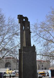 Памятник рядом с железнодорожным вокзалом города Николаева