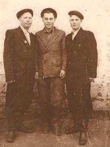 Я.Т. Антоновский (слева) с друзьями-односельчанами, 1950-е гг.