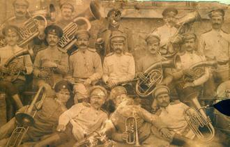 1915 год. Оркестр 58-го Прагского пехотного полка. В центре сидит руководитель оркестра, унтер-офицер Купишевский.