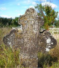 Каменный крест на могиле Антона Кременецкого