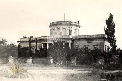  Николаевская обсерватория в 1912 году В левом крыле здания видны два проёма в стене для работы телескопов.