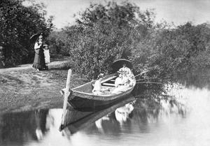 Женщины сто лет назад тоже любили ловить рыбу