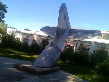 Памятник - хвостовое оперение «Дугласа», напротив дома 49 по ул. Кирова в Комсомольске-на-Амуре