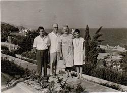 Семья Филюновых Игорь Александрович, Александр Дмитриевич, Анна Константиновна, Татьяна Александровна, Крым, Алушта, 1962 год.