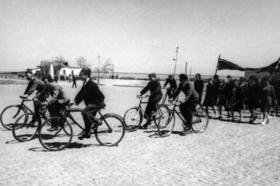 Парад с велосипедистами на Соборной площади, 1947 год.
