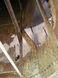 Пошкоджені корозією стінки серцевини резервуару миколаївської вежі. Фото А. Кутного.