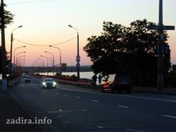 Въезд транспорта в Николаев с Варваровского моста.